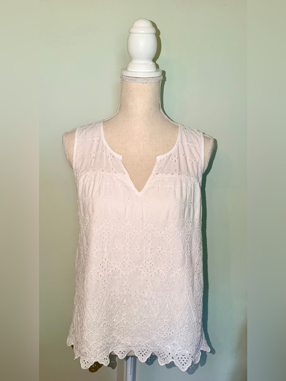 GAP White Eyelet Sleeveless V-Notch Top